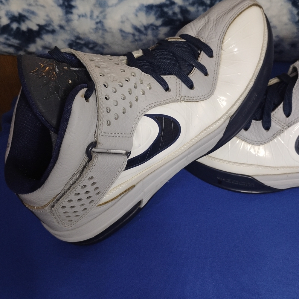 LeBron Solider 5 Nike  Athletic Shoes Size 9.5